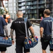 Tre mænd med værktøjskasser