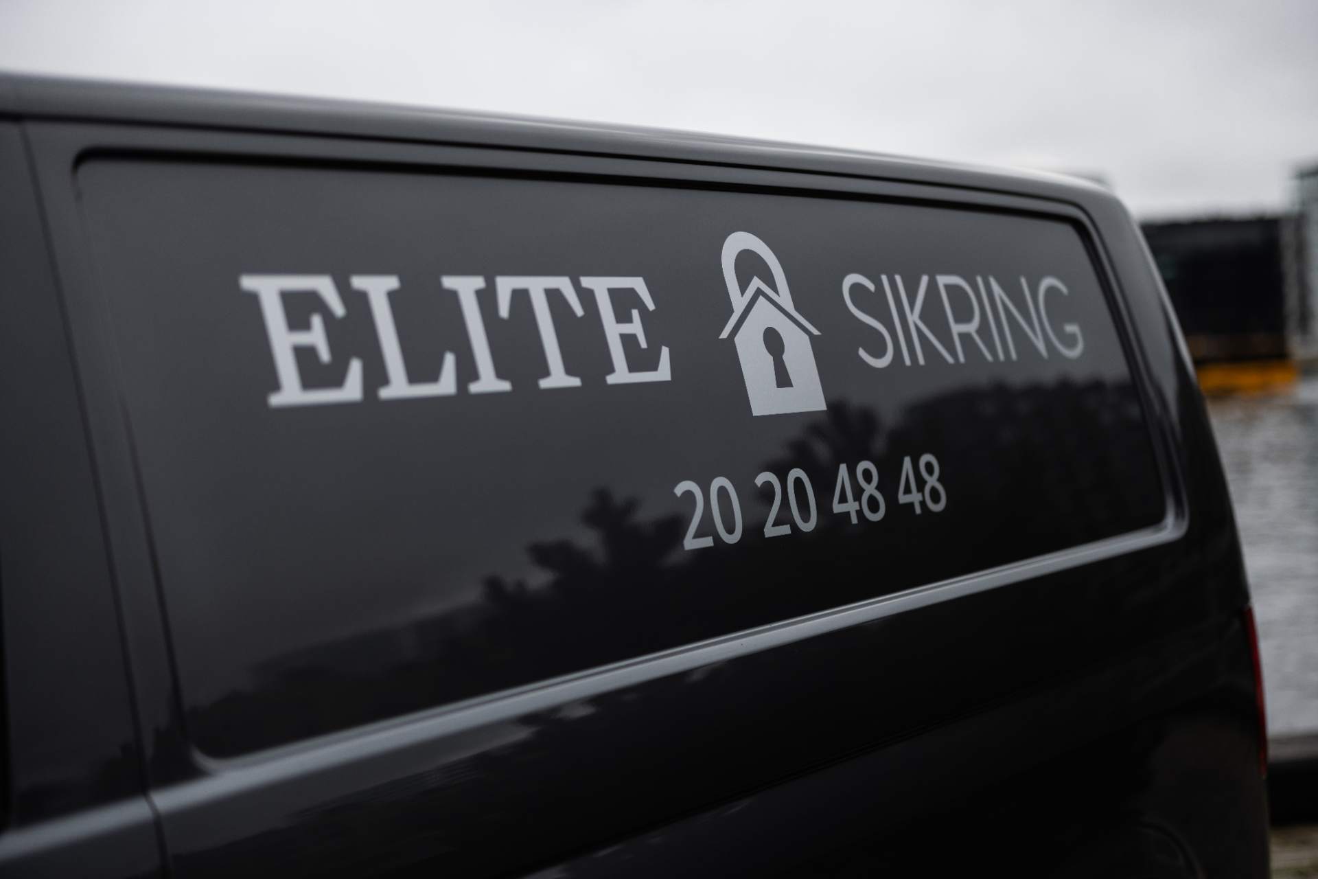 Elite sikring logo på bilen