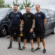 3 mand ved firmabiler