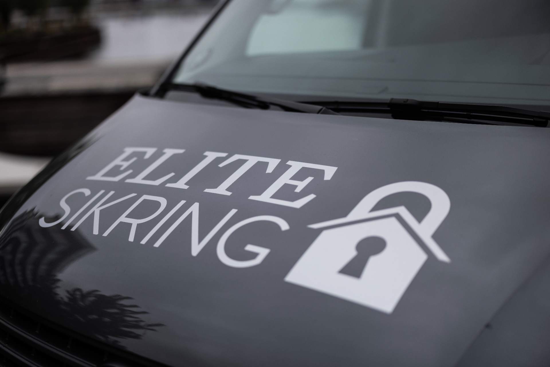 Logo på firmabil